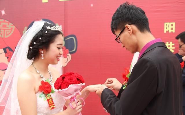 给老板随礼二千,结婚当天来了一辆车,服务员夸