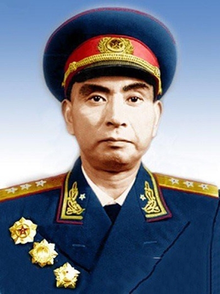 杨勇（1913－1983）湖南浏阳县人
1927年加入中国共产主义青年团。1930年参加中国工农红军，同年由团转入中国共产党。抗日战争时间，随红一方面军主力长征，参加了在全县、金沙江、大渡河、土城、娄山关、四渡赤水等的战争。解放战争时期，任晋冀鲁豫野战军第1纵队司令员，在鲁西南战役中创造了晋冀鲁豫野战军单独攻坚和全歼国民党军1个师又2个旅的先例。抗美援朝期间，任志愿军副司令员兼参谋长、司令员。回国后，任解放军副总参谋长，中共中央军委常委、副秘书长。1955年被授予上将军衔，获一级八一勋章、一级独立自由勋章、一级解放勋章。来源：《中国共产党新闻网》