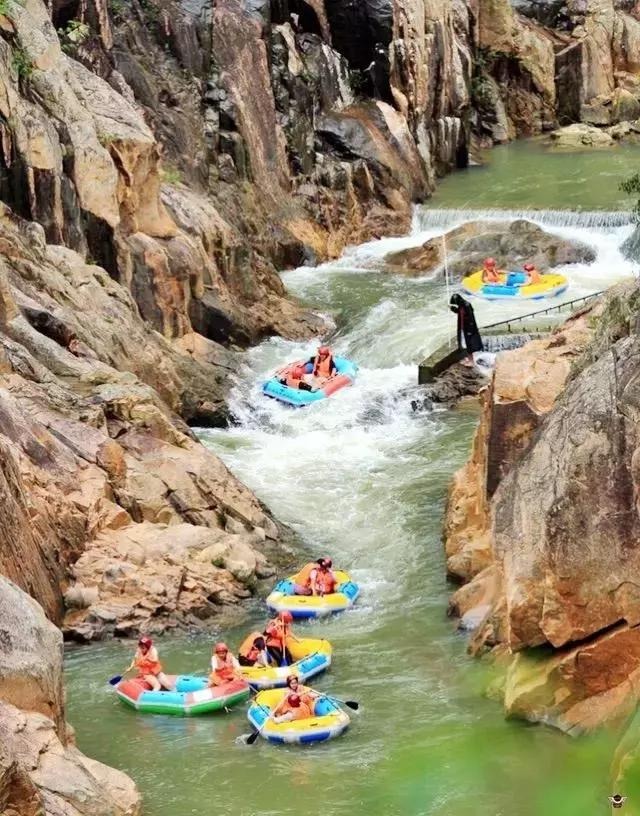 峰峦怪岩,诡谷险滩,漂流赏景,给人一种"仁者乐山,智者乐水"的无线乐趣