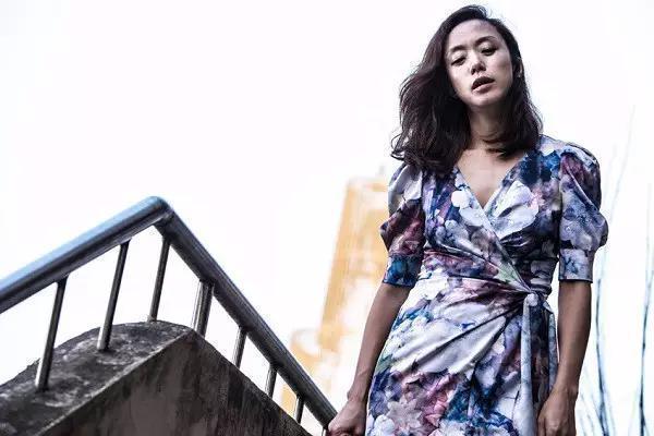 全度妍在片中饰演杀人嫌犯的情人、酒馆老板慧京，金南佶则扮演在酒馆潜伏打工，并渐渐爱上惠静并嫉妒其身边男子的警察。