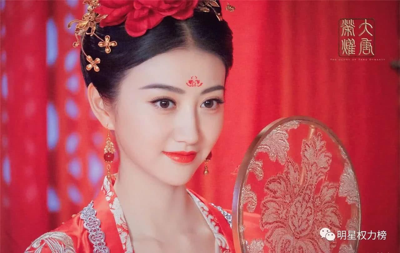 迪丽热巴唐嫣刘亦菲杨幂,女明星的红妆造型谁