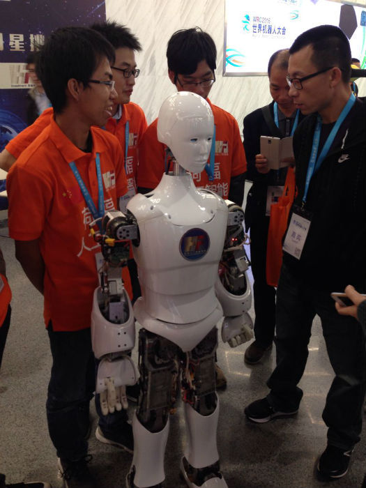 Remebot是一款神经外科手术机器人,可以实现在不开颅的前提下做颅内手术。目前已经在北京天坛普华医院、北京军区总医院、解放军306医院等8家北京地区的三甲医院用于临床治疗中。经过临床充分验证后,Remebot已经可以辅助医生进行脑内核团损毁、颅内组织活检等12类近百种神经外科疾病的治疗。“Remebot的平均手术时间仅为30分钟,患者创伤小于2毫米,患者第二天就能出院,手术费用仅3万左右;而传统开颅手术时间至少为三四个小时,更需要十几万的昂贵费用。”现场工作人员介绍。