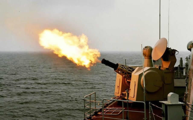 《红海行动》中国舰炮瞬爆数枚火箭弹,现实中真能这样操作?