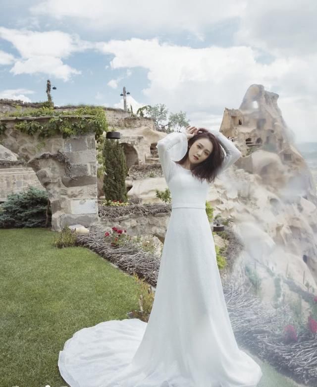 陈乔恩穿蕾丝透视裙现傲人上围,丝质睡衣秀美