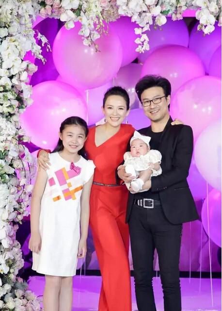 章子怡女儿醒醒生日变美逆袭,对继女一个动作