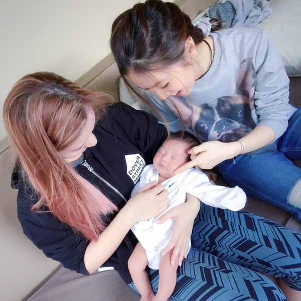 晒娃狂魔上线!邓紫棋抱干女儿微笑留影