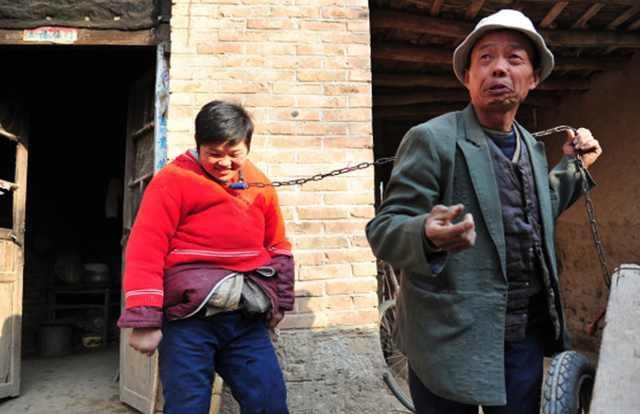 镜头下:养父和智障养女的"尴尬"生活