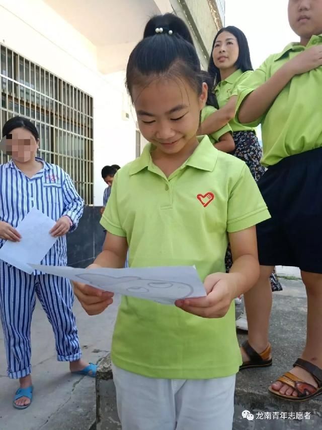 龙南县青年志愿者协会组织开展粽情端午--关爱