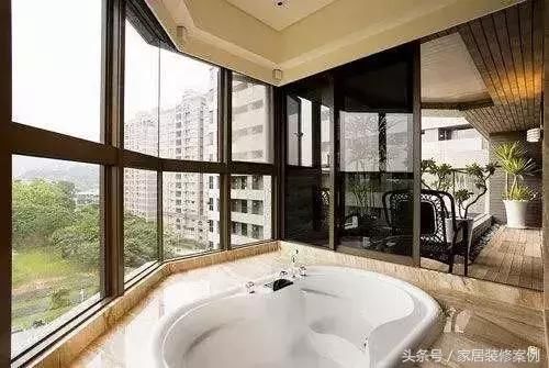 老婆太前卫,非在阳台上装个浴缸,边洗澡边看风