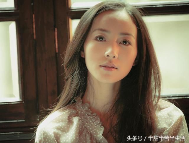 机场巧遇韩雪,长腿袜搭配红黑大衣,这种风格还