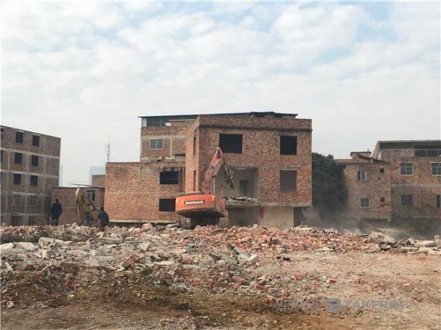 今天过后,南宁良庆区那黄村这个坡将被夷为平