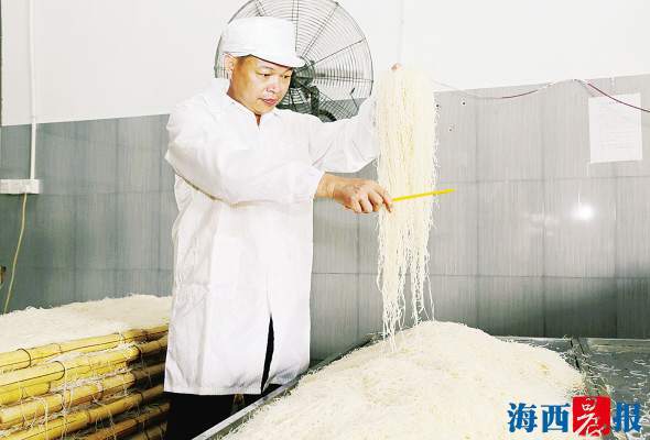 热情好客的老板还会邀请有兴趣的路人参观米粉制作的过程
