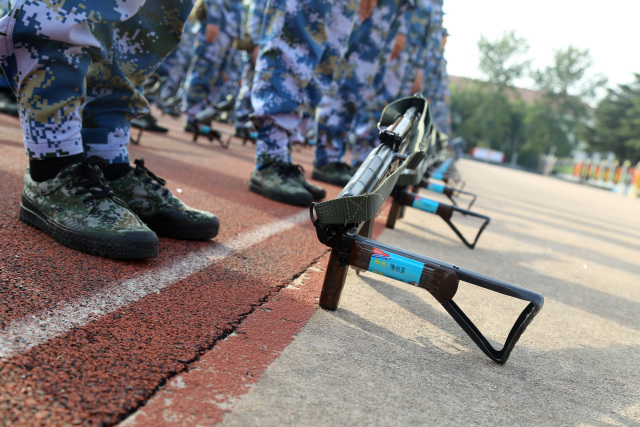 接下的是钢枪，肩负的是使命。