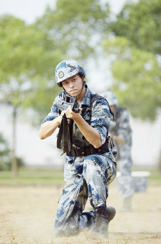组图-孙杨上综艺节目体验军旅生活