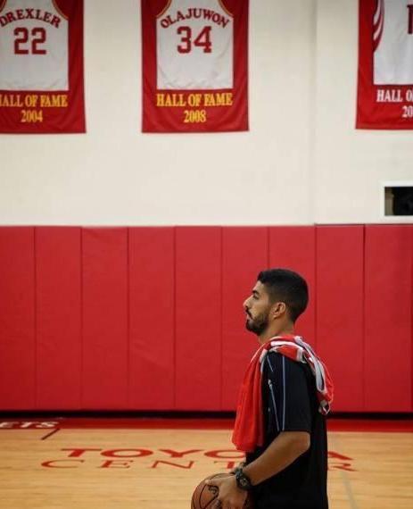 苏亚雷斯造访火箭队,抢走了周琦的号码,却没抢