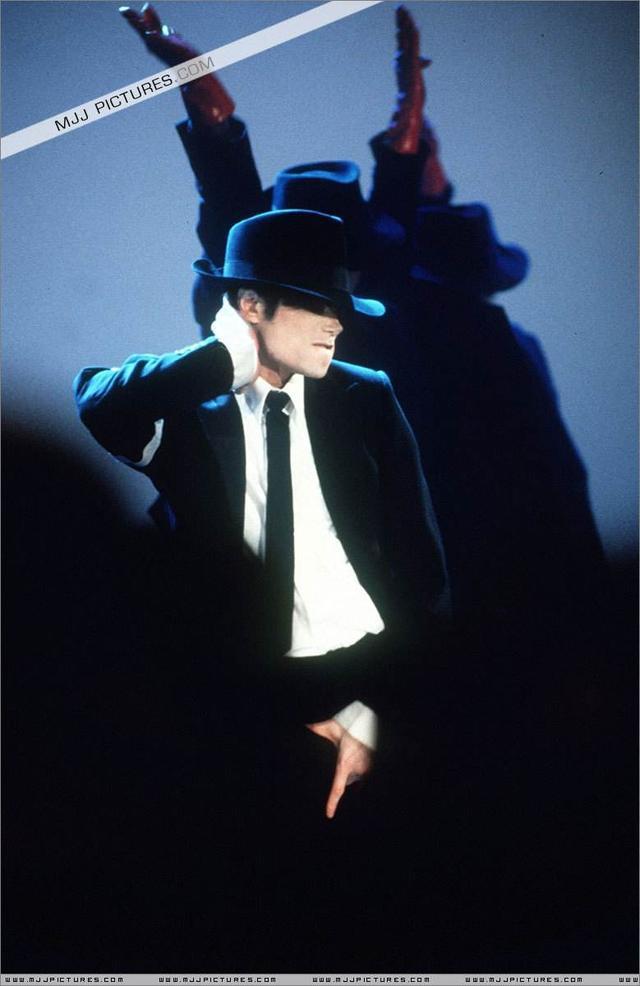 迈克尔杰克逊60万人演唱会,为何有560多人晕