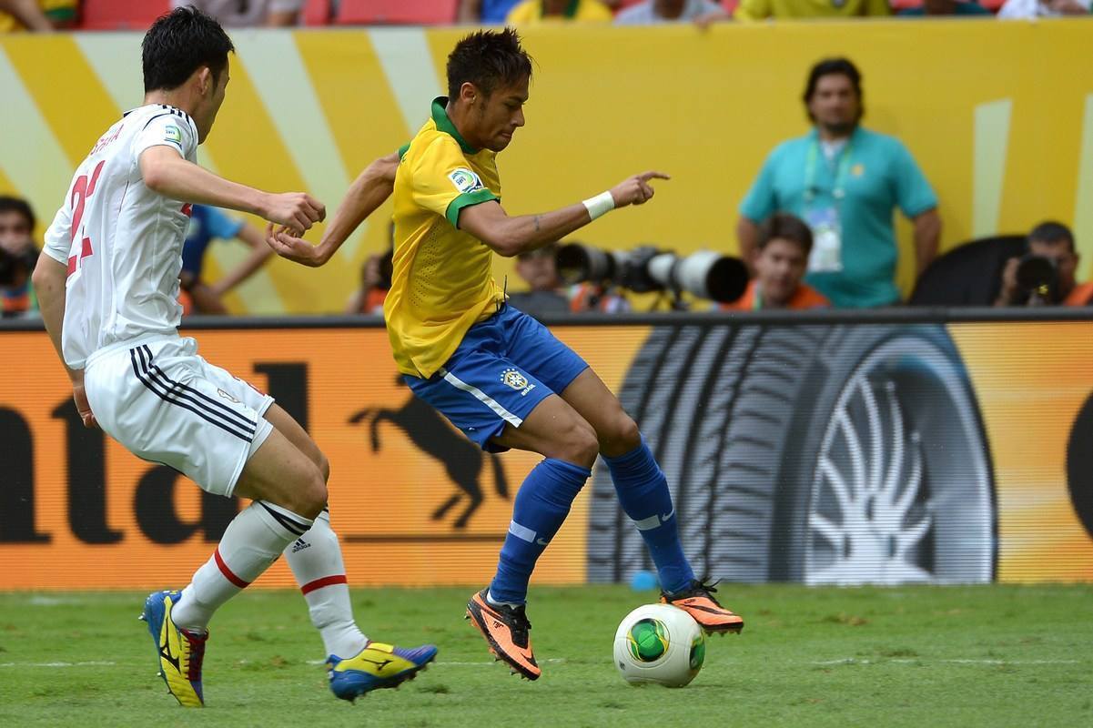 内马尔:我踢前腰也不是问题 服从命令听指挥