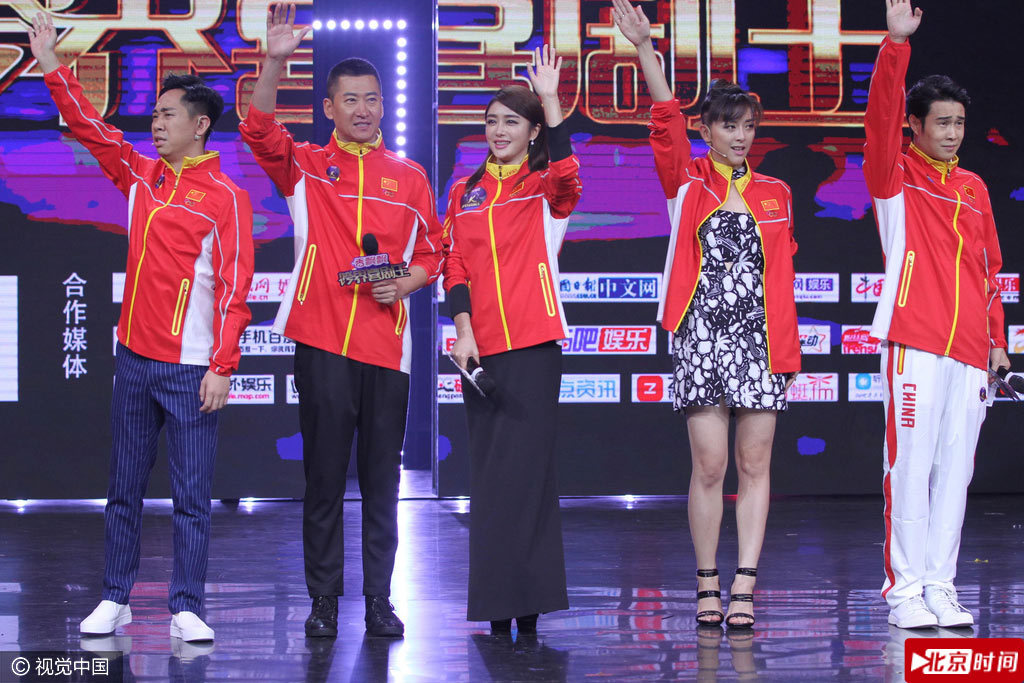 8月24日，综艺《跨界喜剧王》发布会，小沈阳、白凯南、黄小蕾、秦岚、周杰出席。秦岚秀香肩抿嘴甜笑、黄小蕾发型搞怪抢眼，小沈阳携白凯南组幽默cp搞笑担当，周杰台上腼腆玩话筒。