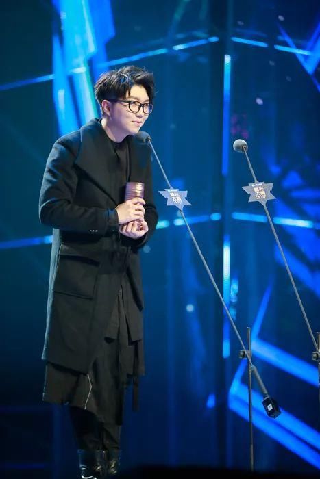 星光大赏杨洋张艺兴王嘉尔小鲜肉人气超高,但