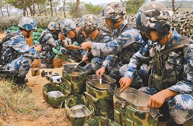 在解放军中也有一句很有意思的谚语，即“吃饭不积极，思想有问题”。这说明中国军队历来高度重视部队的伙食保障问题，从以前要求让官兵吃得饱，到现在力争让官兵吃得好，解放军的伙食在近几十年来发生了翻天覆地的变化。