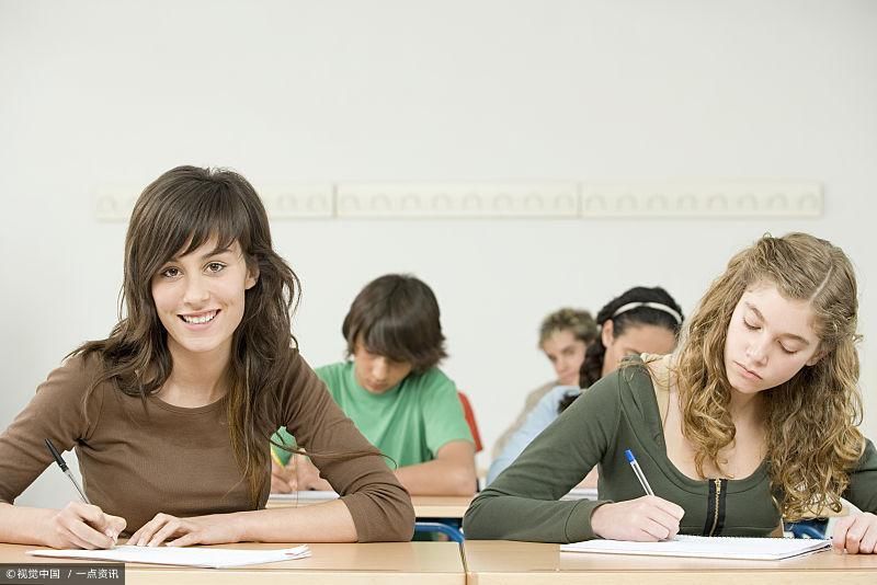 18年老师工资大涨?网友回复太心酸,让人陷入深