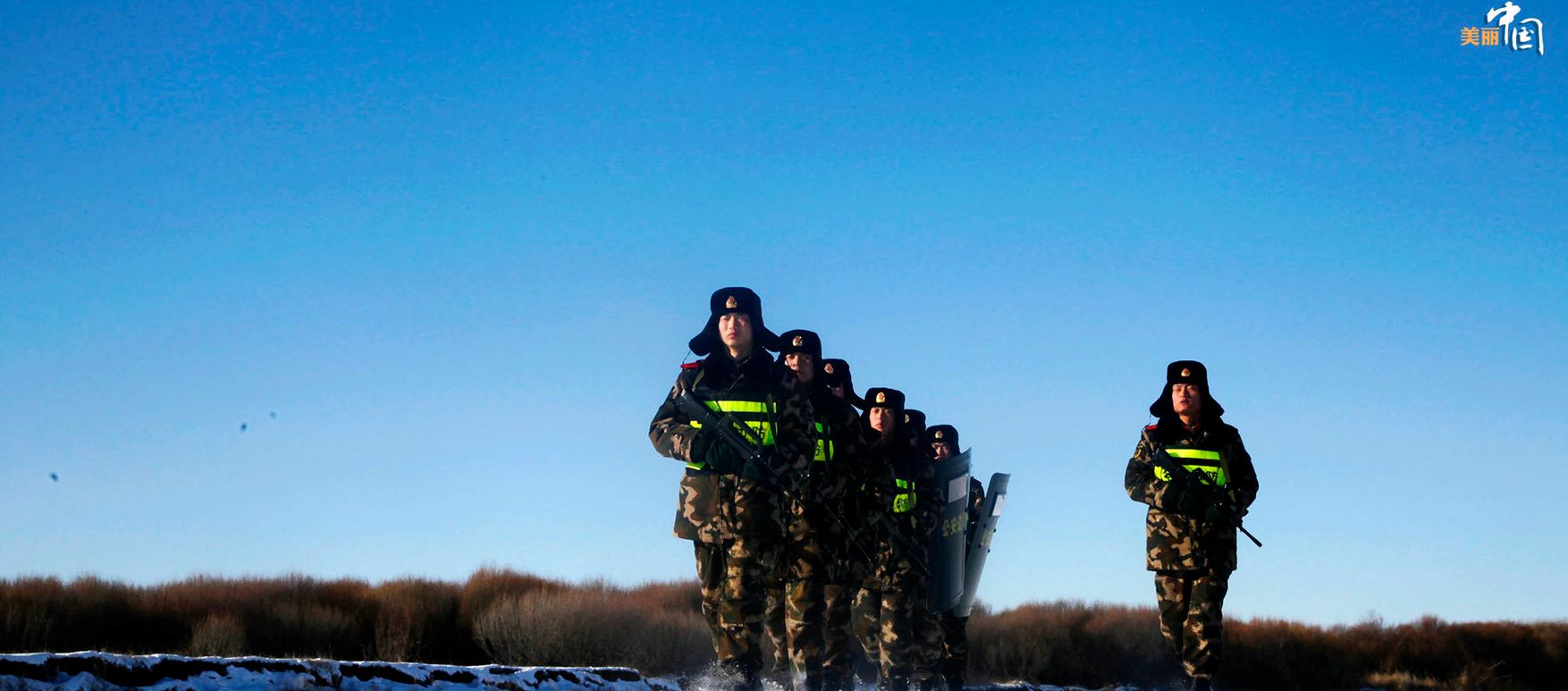 官兵在零下40℃的极寒天气下，对中蒙界河进行徒步巡查。郭秋实 摄