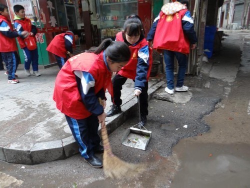春晖小学志愿者服务队小手拉大手学雷锋