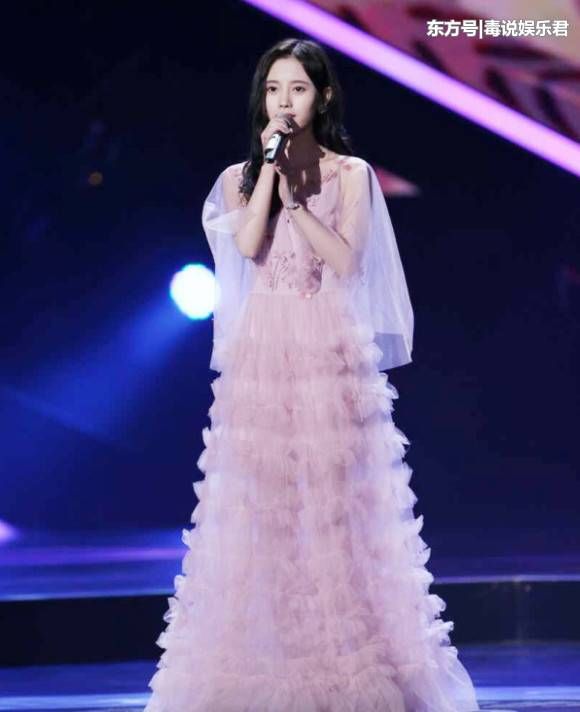 鞠婧祎也是拼了,为了显高将裤腰加高10厘米,可