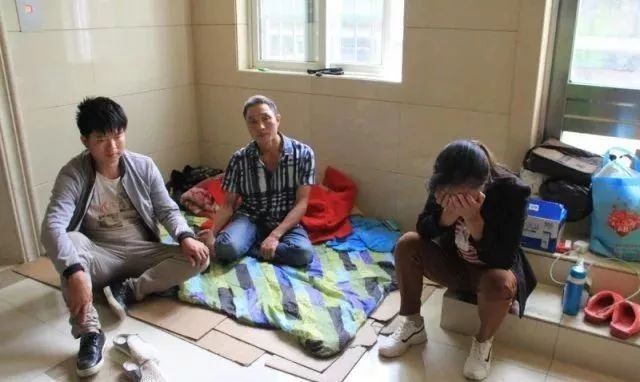 六盘水的好心人们。救救这对可怜的母子吧!