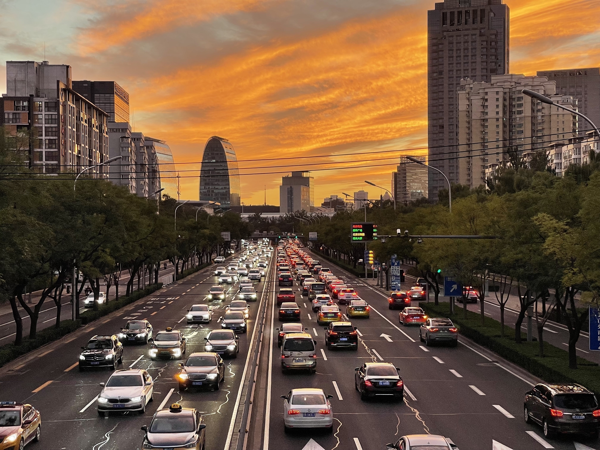 北京傍晚现迷人橙色晚霞