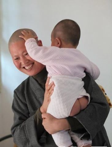 为僧,十年收养26名弃婴,原因:在哲学中没找到答案