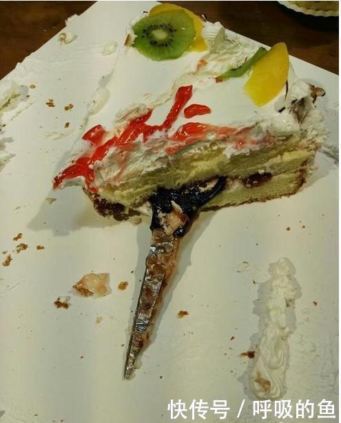 搞笑GIF:今天过生日,女神送了个蛋糕,切出来这