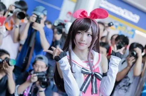 大妈地铁上怒怼cosplay女孩