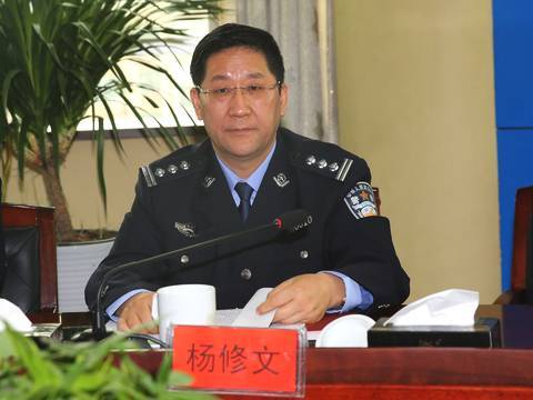 邵阳市交警支队长杨修文就实施循环交通组织答