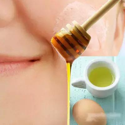 8.把鸡蛋清和蜂蜜搅拌均匀后涂在脸上可以使皮肤光滑并减少皱纹.