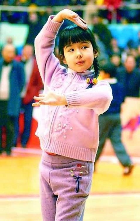 组图-从萌娃变女神!阿的江女儿长大啦