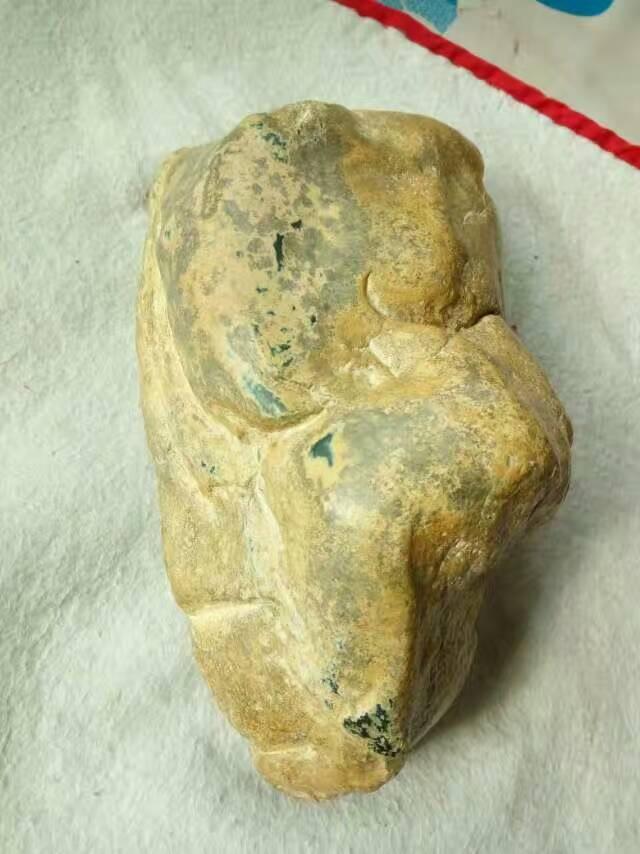 小杰野外捡到绿色石头,竟不是玉石但也很贵幸