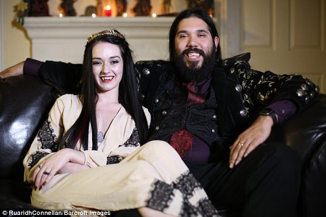 美国现“吸血鬼情侣”:吸血让我感受到力量 美国现“吸血鬼情侣”:吸血让我感受到力量