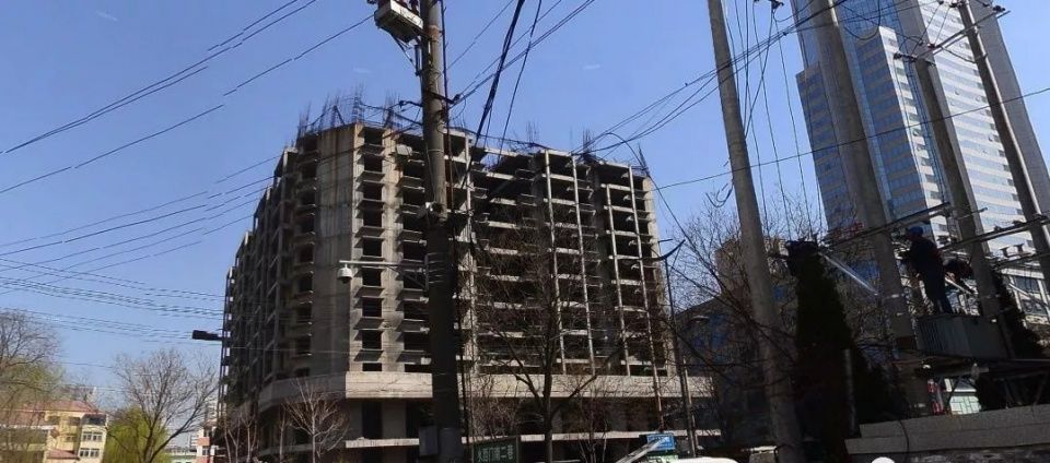 太原这个烂尾楼怎么回事?业主竟在里面做法