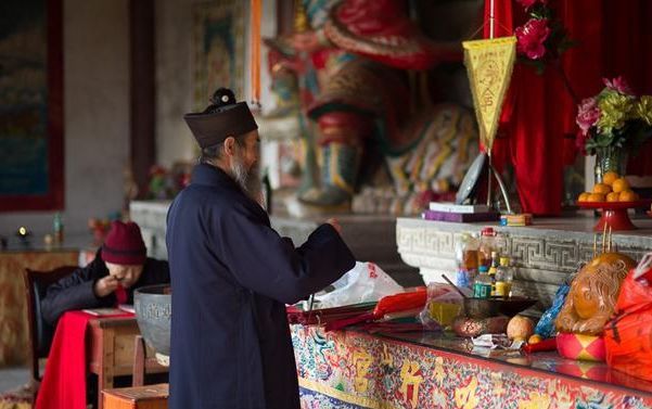 妻子意外去世,他没有娶妻,老道说破原因:你和脏东西生活30年-北京时间