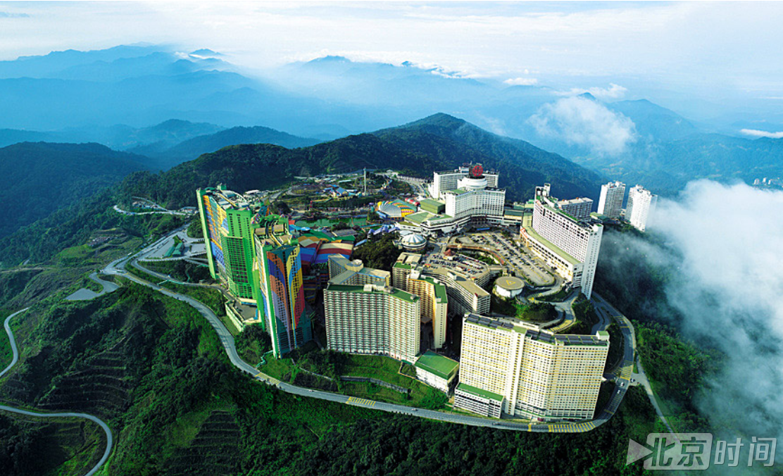 自拍有风险,作死需谨慎:青年高楼自拍不慎失足坠亡 自拍有风险,作死需谨慎:青年高楼自拍不慎失足坠亡