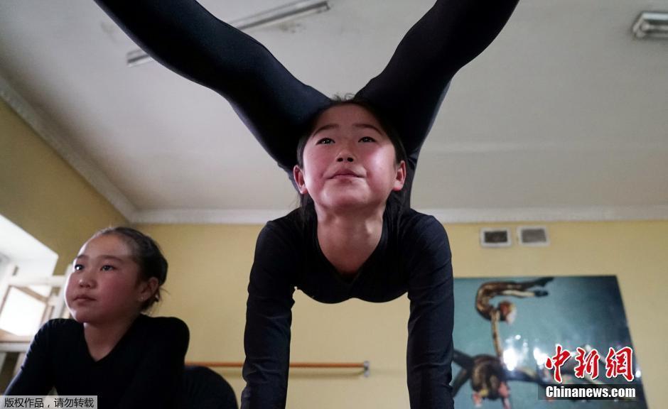 些女孩早在6岁，趁着肢体最灵活时就开始伸展练习。