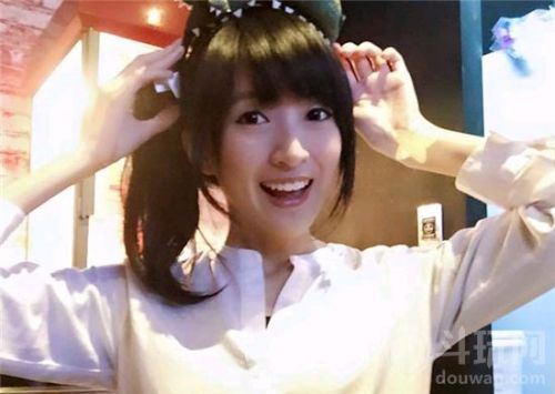 LOL洲际赛台湾女主持小熊姐姐颜值堪比LPL主持余霜