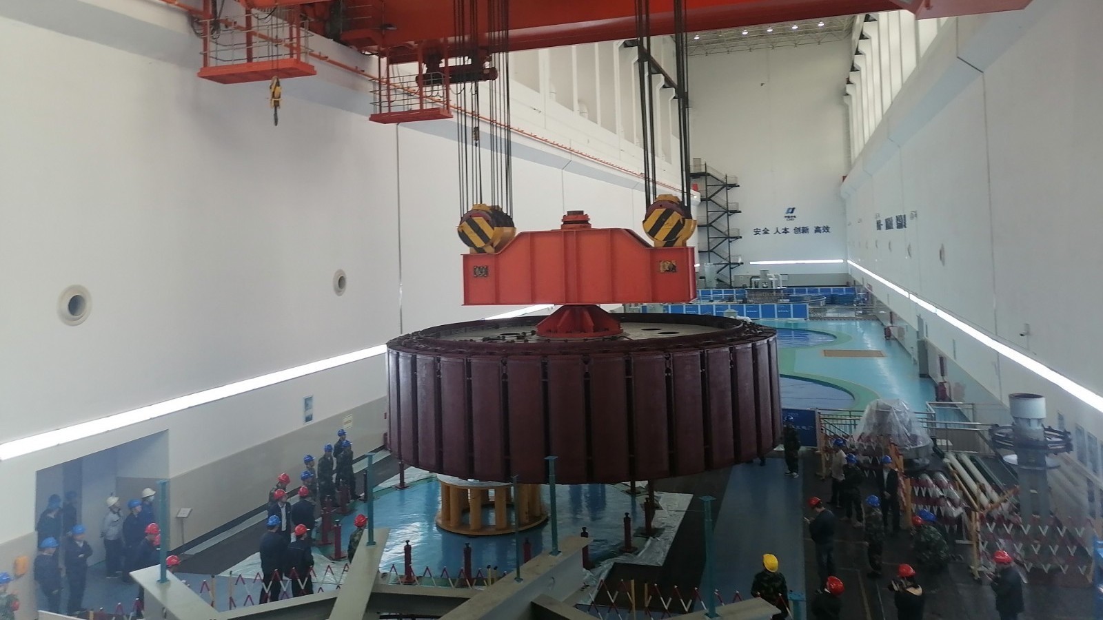 西电东送重点电源项目 董箐水电站2号机组检修转子起吊一次性成功 西电东送重点电源项目 董箐水电站2号机组检修转子起吊一次性成功