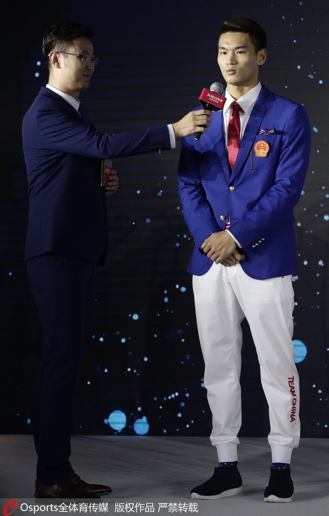 2018年雅加达亚运会中国体育代表团礼服交接仪式 徐嘉余、刘湘着“蓝色梦想”礼服亮相。