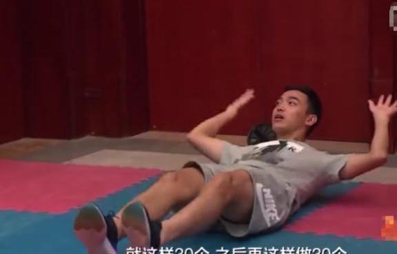 国足队长节目大秀运动功,却被主持人的一句话