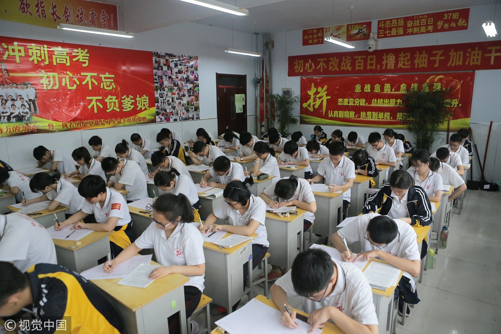 河北衡水二中的高三学生在挂满各种励志标语的教室内参加模拟考试。