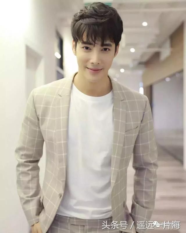 空少肌肉帅哥脱掉正装的样子,这波爆肉荷尔蒙