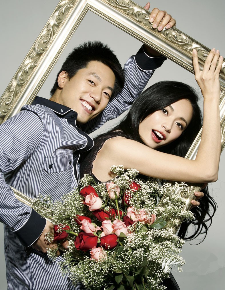 『姚晨、凌潇肃：各得一套房产』姚晨和凌潇肃相识于大学，毕业后即结婚，这对恩爱的夫妻一直被众人羡。但婚后七年二人宣布离婚，小三言论一时间传得沸沸扬扬，最终却未能得到证实。从两人公布的财产分割结果来看，两人在西安和北京各有一套房产，西安的房产归凌潇肃所有，北京的房产则属于姚晨。相较于情感上的扑朔迷离，二人财产上的分割可谓干净利落，和平解决。（资料来源：京华时报）