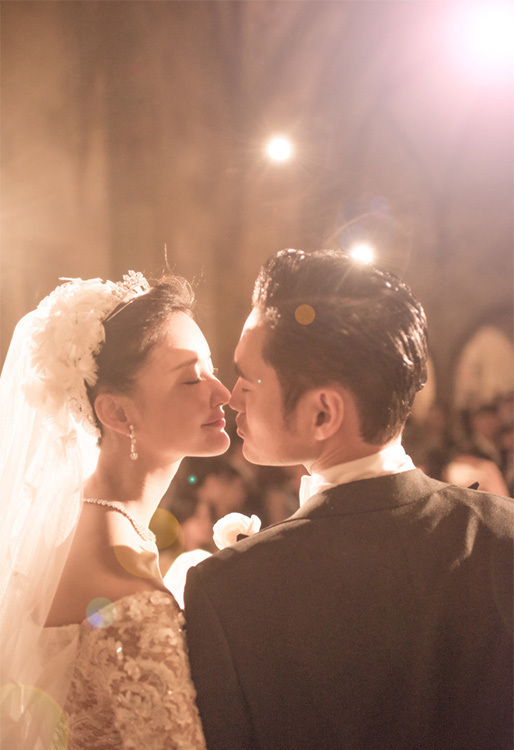 袁弘婚礼甜蜜亲吻张歆艺 隔着白纱深情对视 袁弘婚礼甜蜜亲吻张歆艺 隔着白纱深情对视